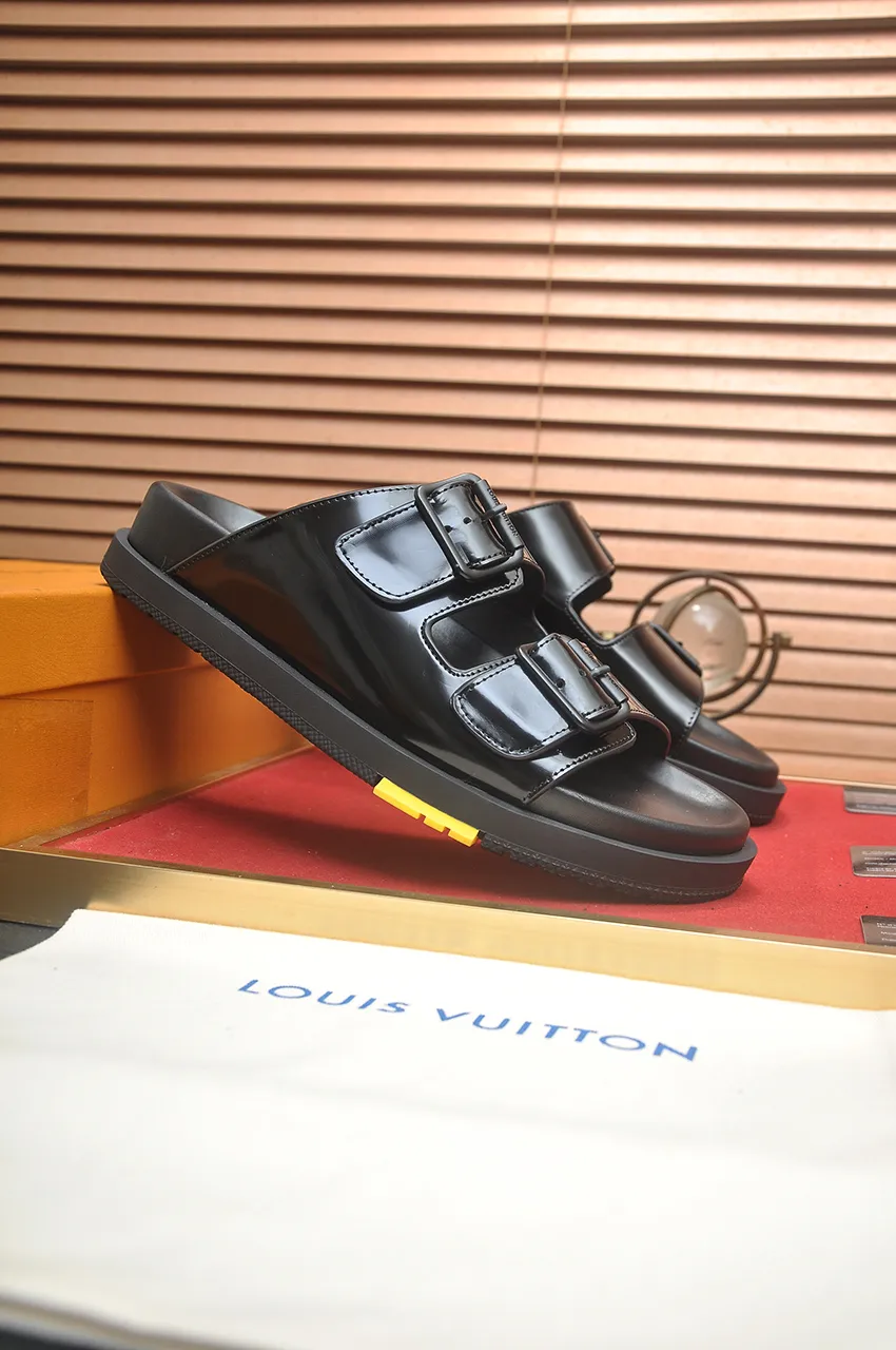 Men's shoes 💰400💶 [Louis Vuitton LV slippers] (high-end cowhide) counter 1:1 fashion style, a must-have for summer! The designer used LV’s iconic outsole. The original simple slippers instantly become fashionable! The upper is made of flexible special cowhide leather straps alternately, and the workmanship is exquisite! A must-have for stylish men in summer, size 38-45 (45 customized)